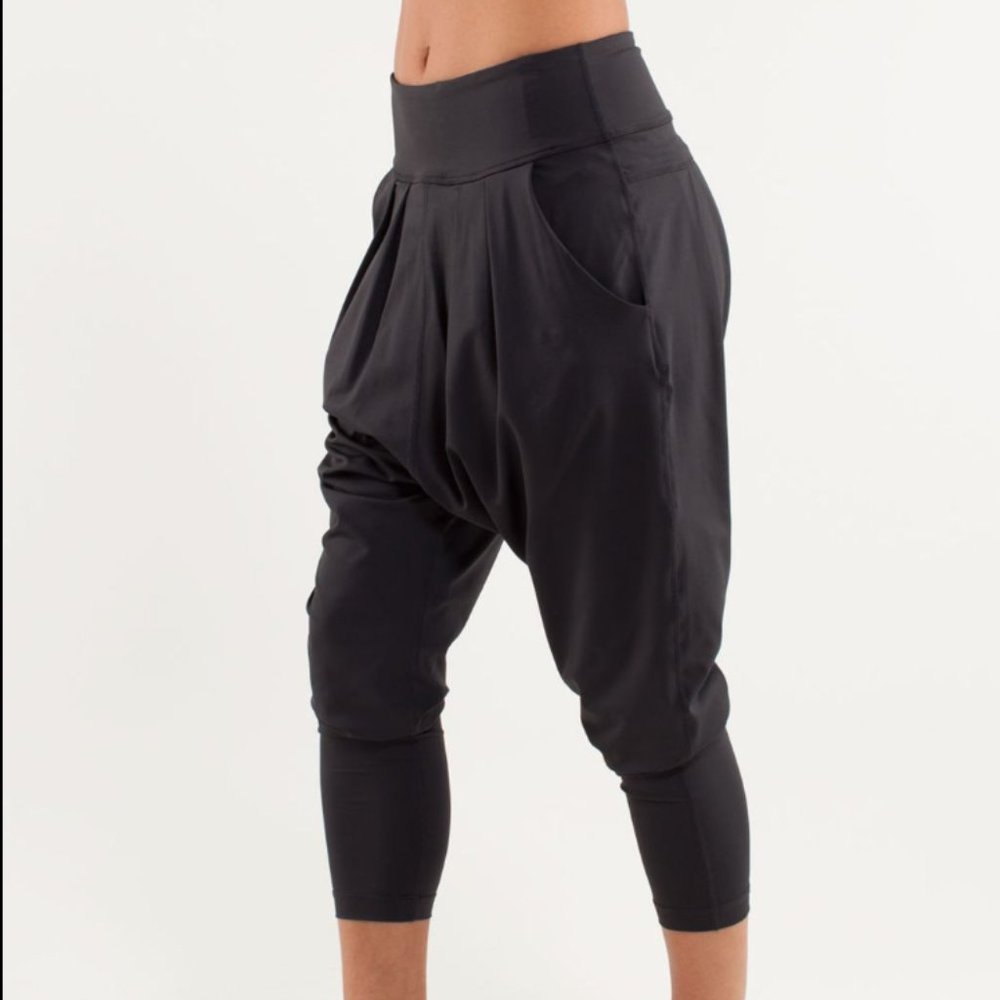 Lululemon Happy Hatha Crop Pants- NWT! Size 6